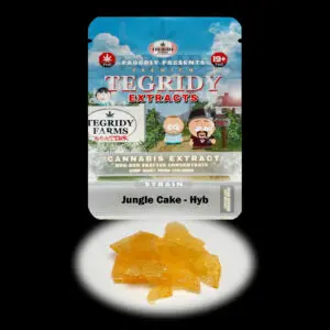 “Tegridy Extracts Jungle Cake shatter concentrate featuring translucent light golden shatter with a clear glass-like appearance and stable texture.”