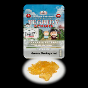 “Tegridy Extracts Grease Monkey shatter concentrate featuring translucent light golden shatter with a clear glass-like appearance and stable texture.”
